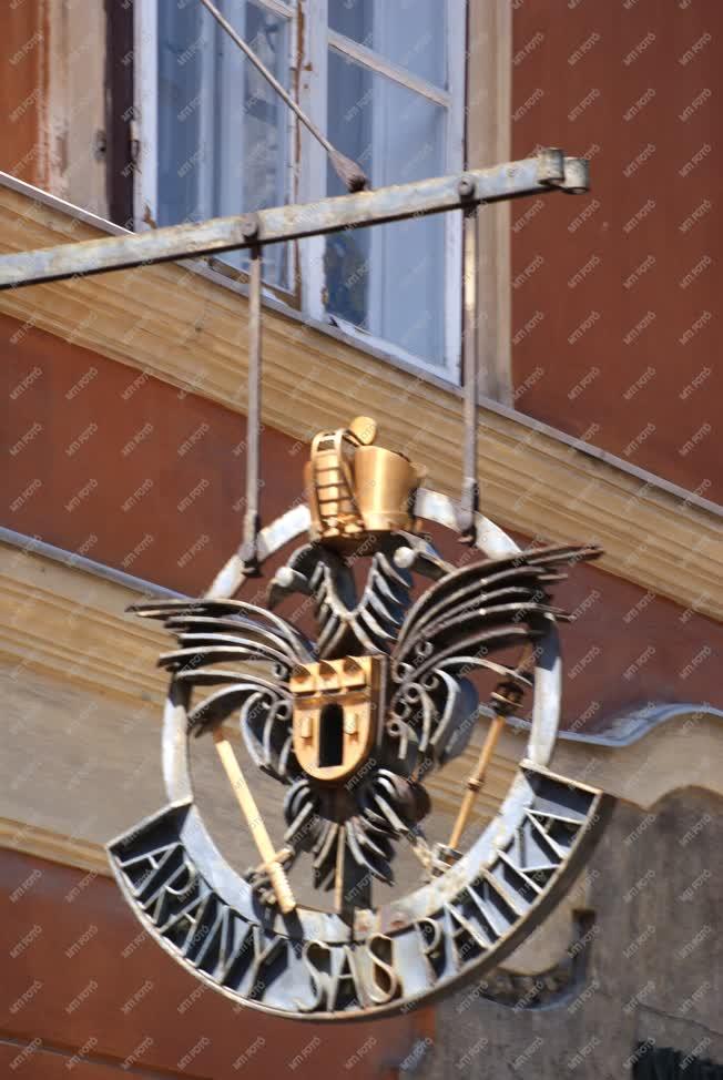 Tárgy - Budapest - Az Arany Sas Patika cégére a Budai Várban