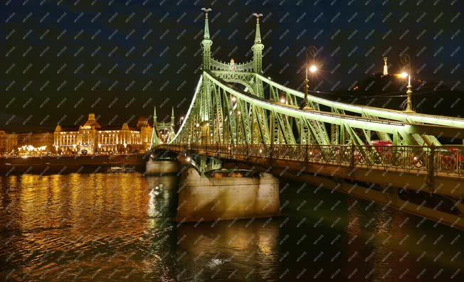 Városkép - Budapest - A Szabadság híd esti kivilágításban