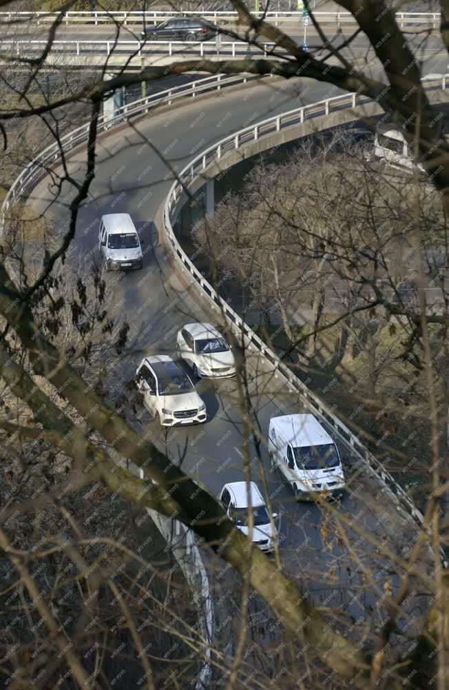 Közlekedés - Budapest - Autók az Erzsébet híd lehajtóján