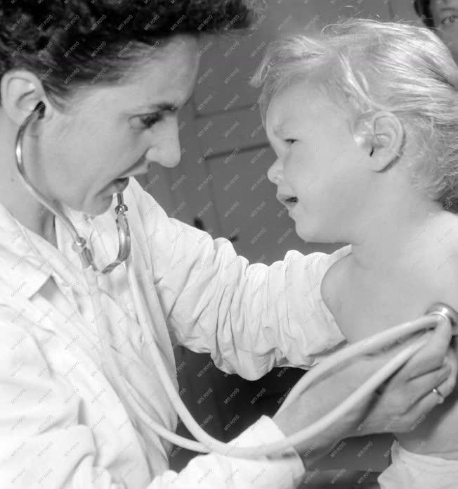 Egészségügy - Védőoltás a gyermekparalízis ellen