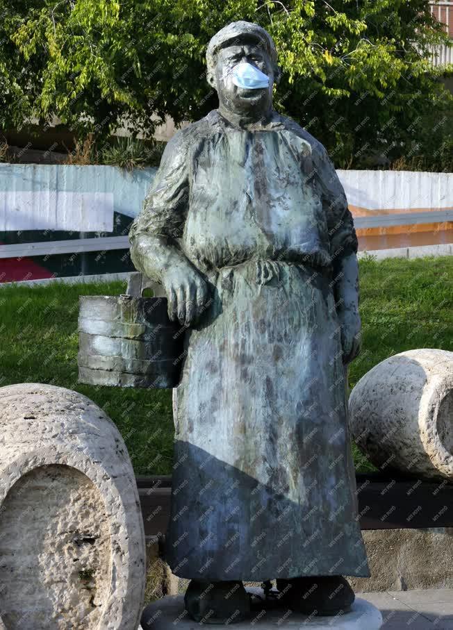 Világjárvány - Budapest - Védőmaszk a szobron