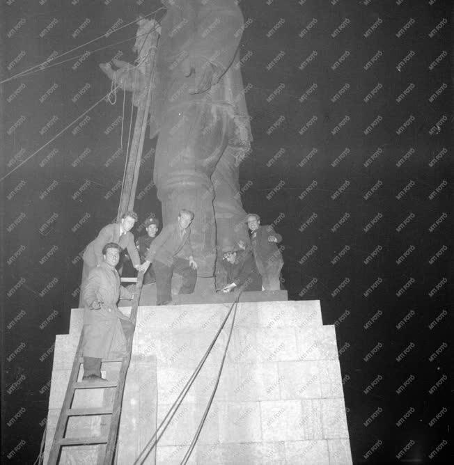 Ötvenhat emléke - A Sztálin-szobor ledöntése