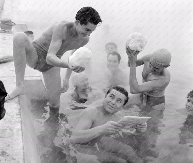 Életkép - Téli fürdőzők a Szabadság strandfürdőben. 
