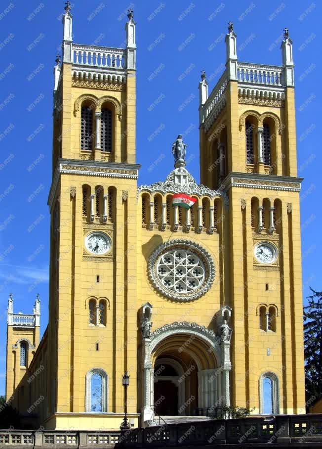 Egyházi épület - Fót - Ybl-tervezte katolikus templom 