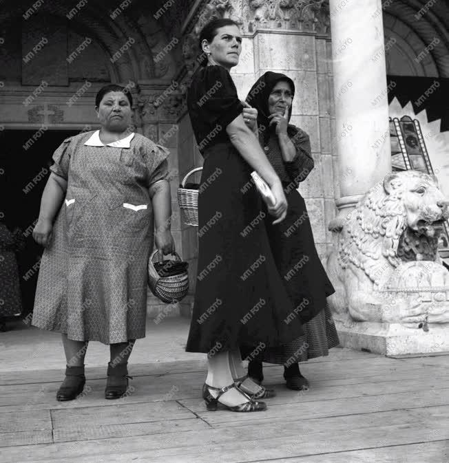 Életkép - Asszonyok egy templom előtt
