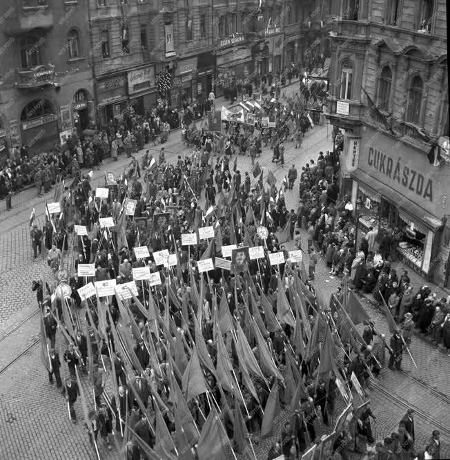 Történelem - Ünnep - Április 4-i felvonulás