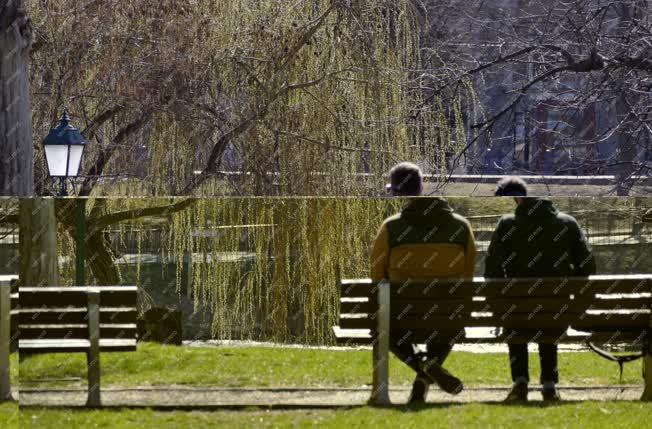 Életkép - Budapest - Kora tavaszi időjárás a Feneketlen-tónál