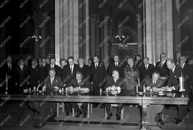 Politika -Magyar-szovjet segítségnyújtási és barátsági szerződés