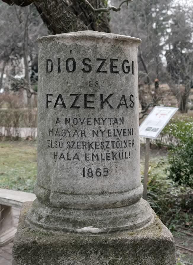 Kultúra - Diószegi Sámuel és Fazekas Mihály emlékoszlopa a Füvészkertben