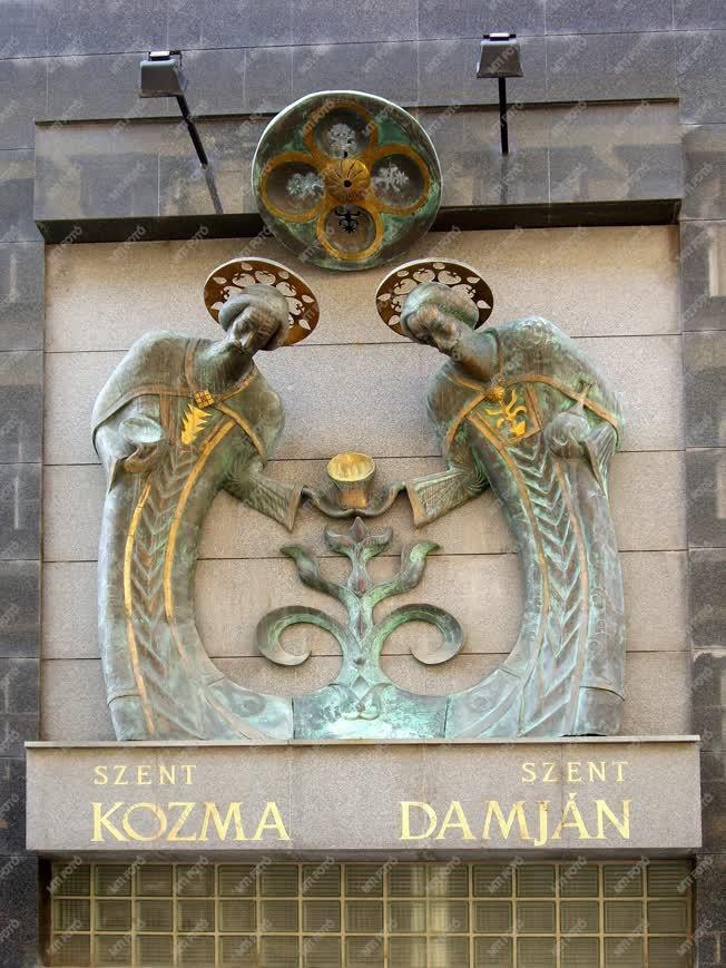 Lipótváros - Szent Kozma és Szent Damján szobra