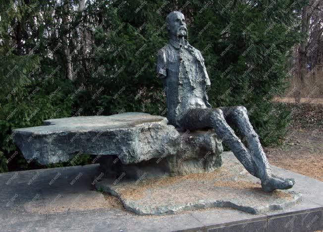 Műalkotás - Budapest - Megcsonkított Madách Imre szobor