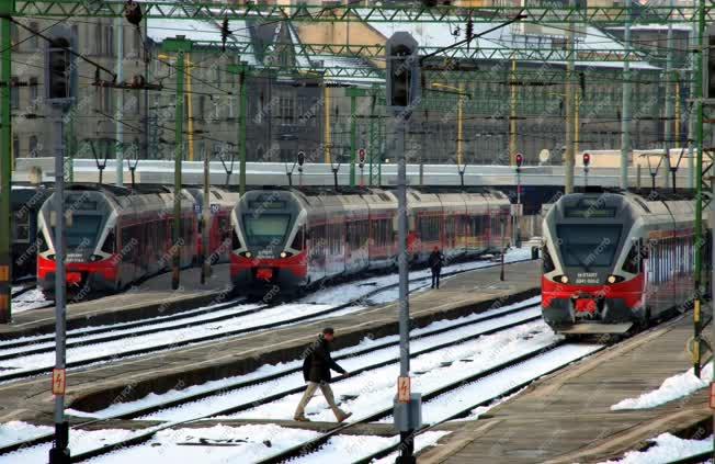 Közlekedés - Vonatok a Déli-pályaudvaron