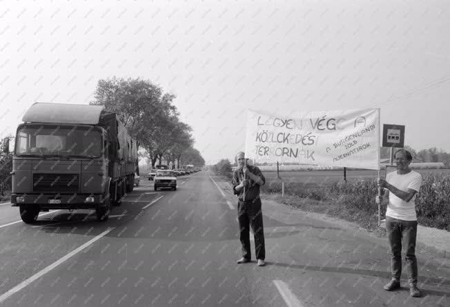 Demonstráció - Tüntetés az M1-esen