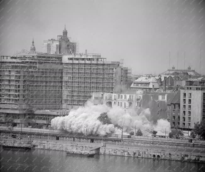 Városkép-életkép - Lerobbantották a Duna Szállót