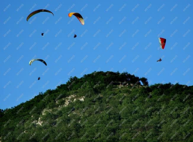 Sport - Repülés - Siklóernyőzők a Hármashatár hegyen