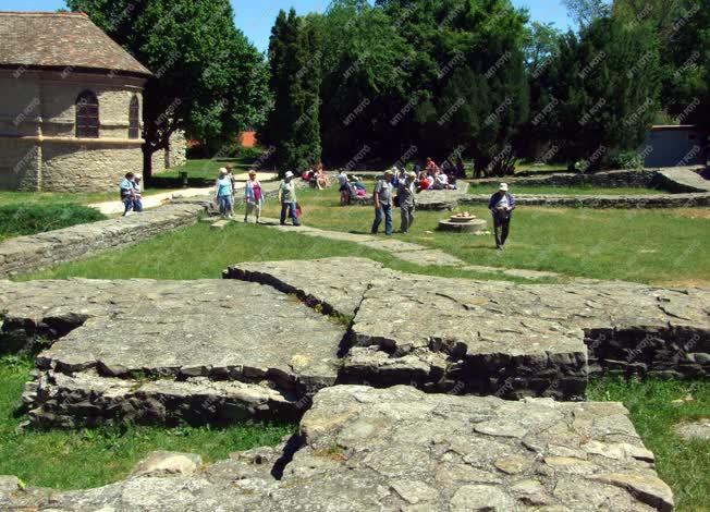 Turizmus - Tata - Látogatók a tatai várban