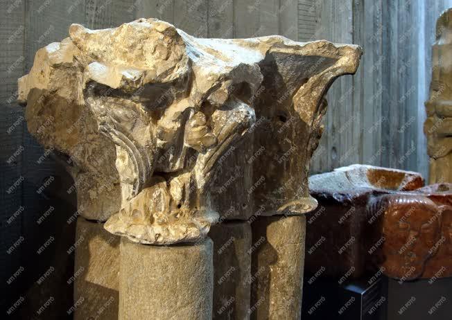 Műalkotás - Pannonhalma - A monostor román kori kőemléke