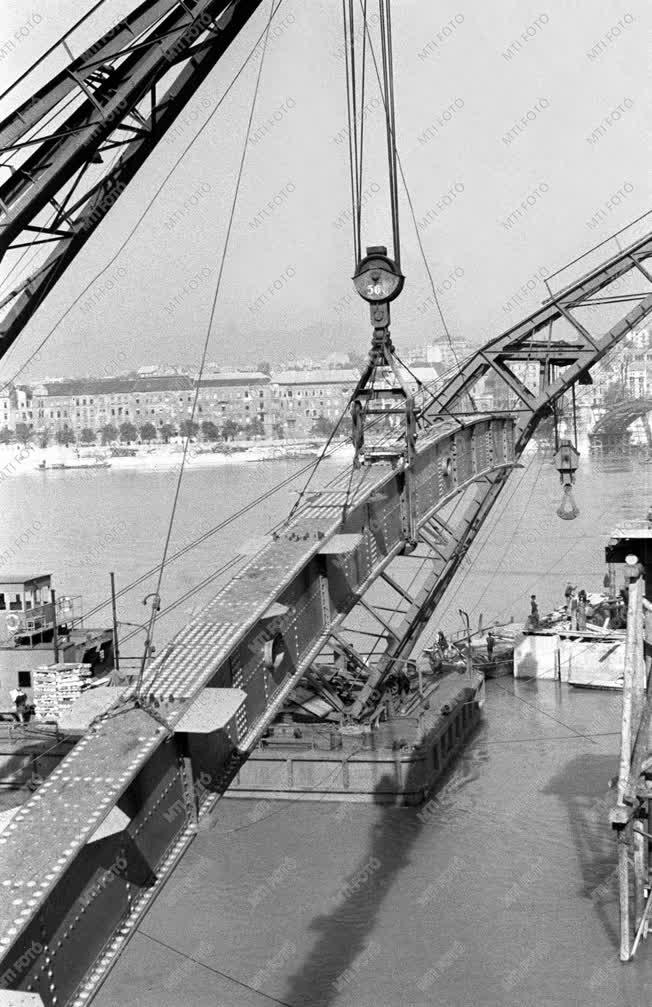 Építőipar - Margit híd újjáépítése - Pesti ív beemelése