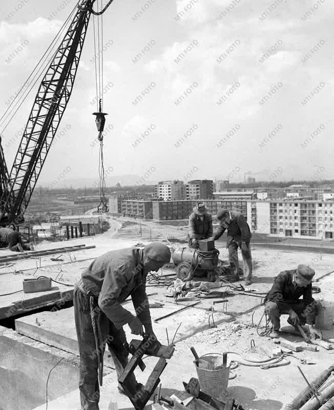 A szerző válogatása - Épül a József Attila lakótelep