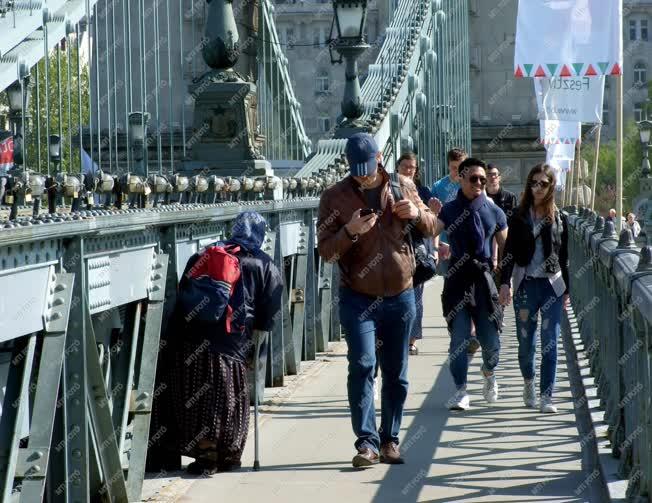 Városkép - Budapest - Külföldi turisták a Lánchídon