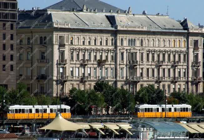 Városkép - Budapest - Kettes villamosok a Belgrád rakparton