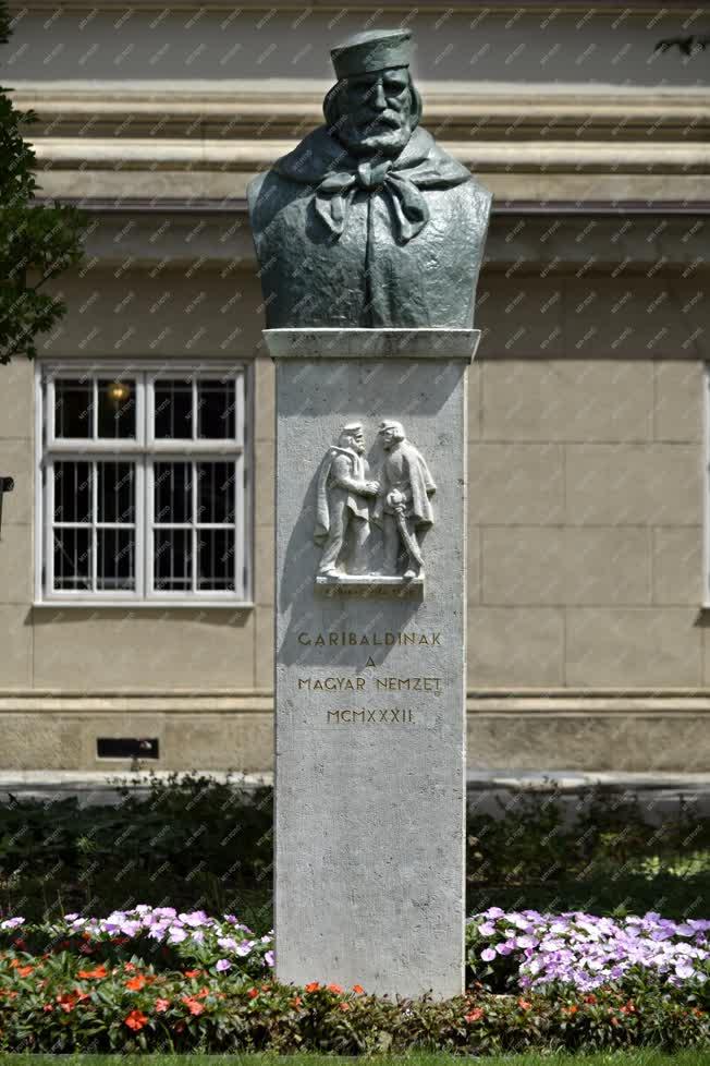 Városkép - Budapest - Nemzeti emlékhely a Múzeumkertben