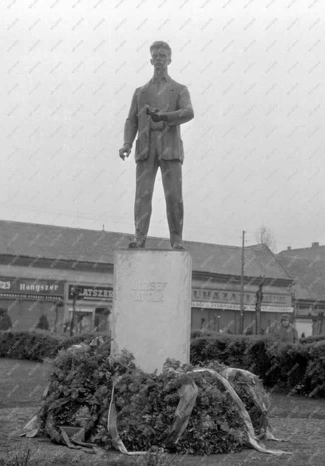 Évforduló - József Attila szobor Makón
