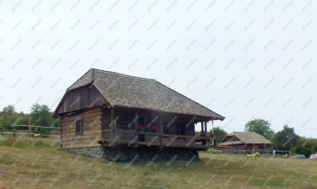Épület - Verőce - Kárpátaljai faházak