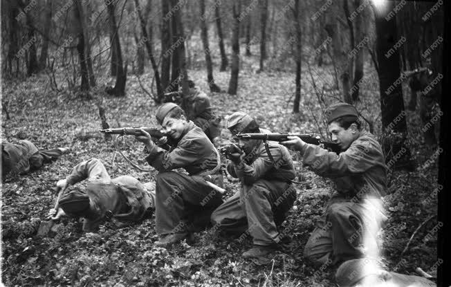 Történelem - Hidegháború - Fiatalok katonai kiképzése