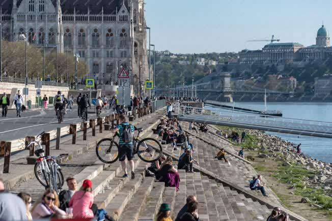 Közlekedés - Budapest - Hétvégére autómentes a pesti alsó rakpart