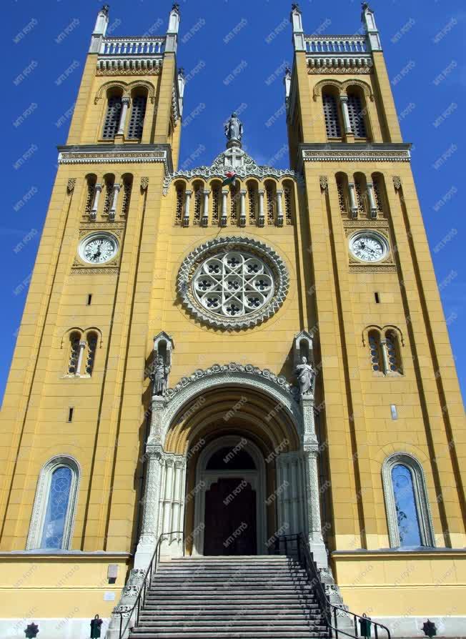 Egyházi épület - Fót - Ybl-tervezte katolikus templom 