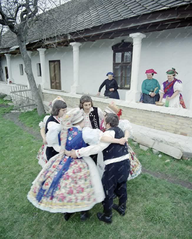 Folklór - Hagyományőrzés - Húsvéti locsolkodás Kazáron