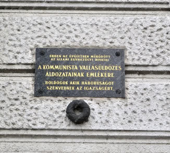 Emléktábla - Budapest - Emléktábla a Fidesz székház falán