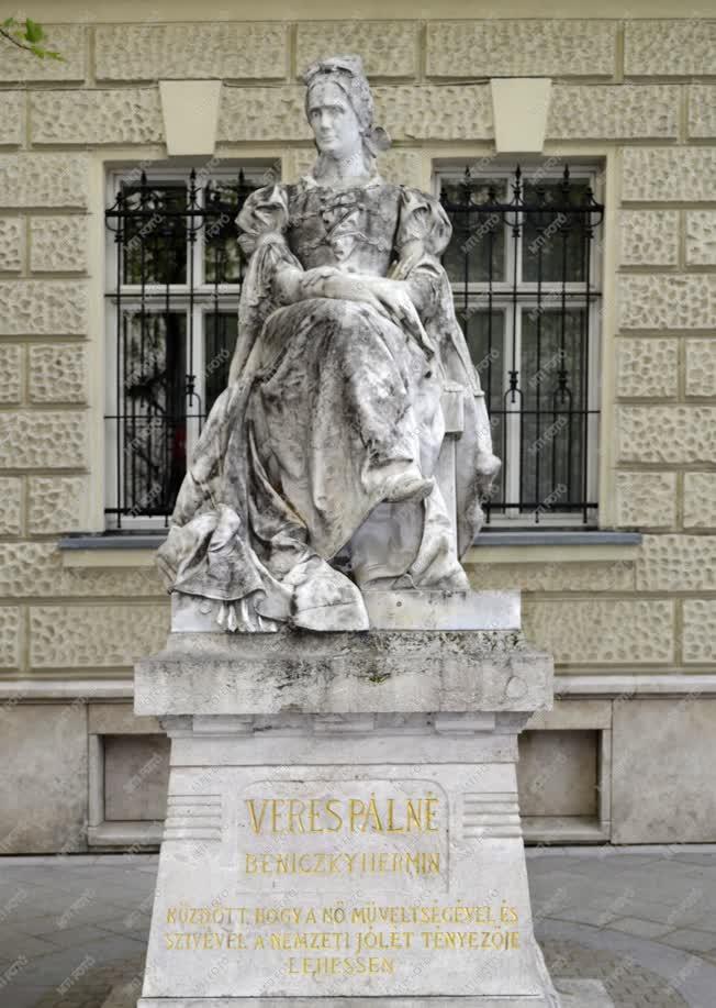 Műalkotás - Budapest - Veres Pálné szobra