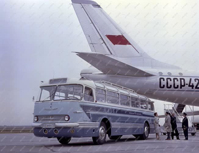 Közlekedés - Ikarus 55 autóbusz a MALÉV-nak  