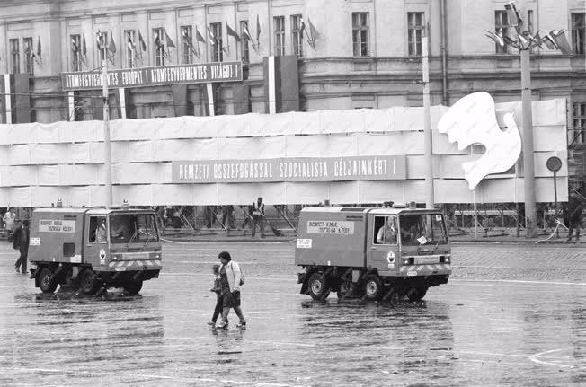 Életkép - Tisztítják a Felvonulási teret