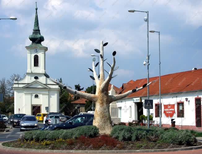 Városkép - Pomáz - A Hősök tere az Életfával