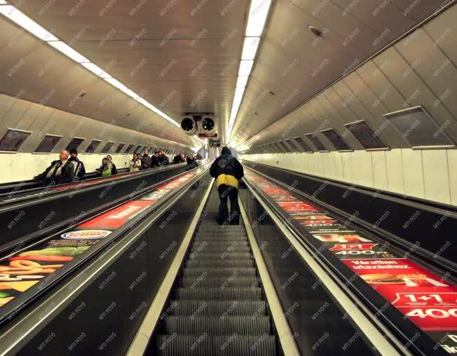 Közlekedés  - Budapest - A metró mozgólépcsőjén