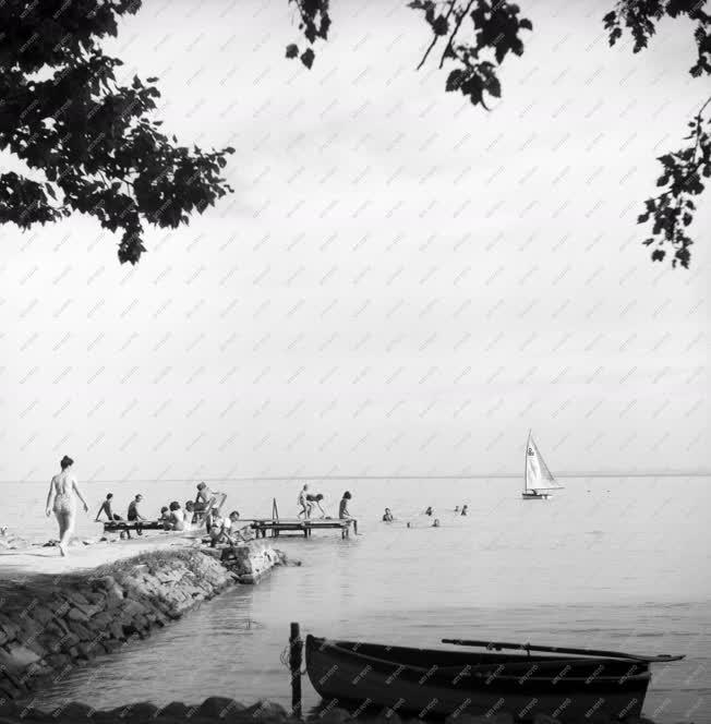 Szabadidő - Strandolók a Balaton partján