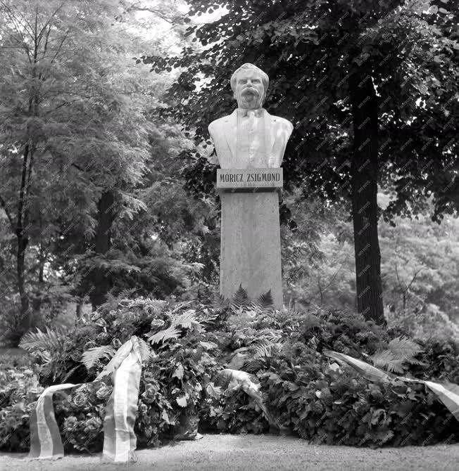 Évforduló - Móricz Zsigmond születésének 75. évfordulója