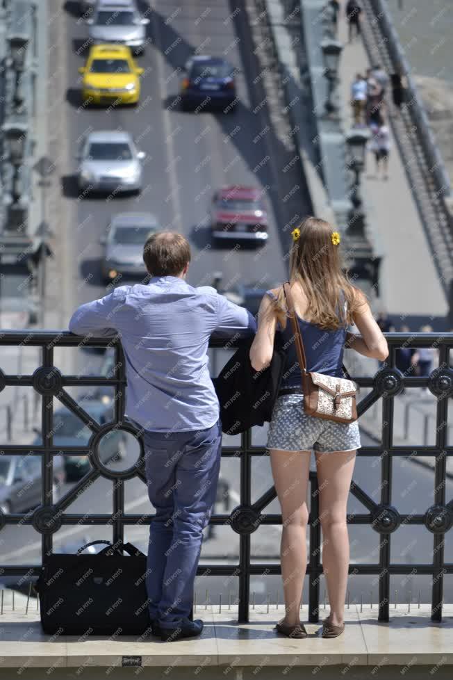 Idegenforgalom - Budapest - Turisták a budai Váralagút  tetején