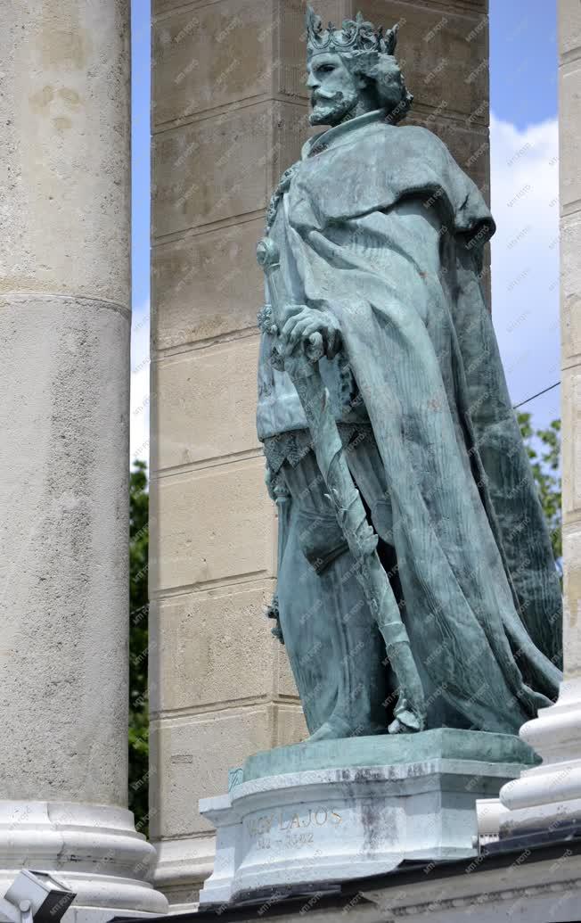 Emlékmű - Műalkotás - Nagy Lajos szobra