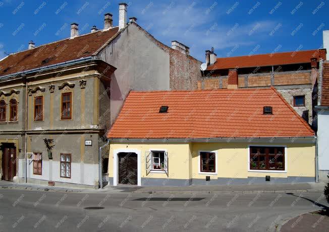 Városkép - Sopron - Felújított lakóház a Sas téren