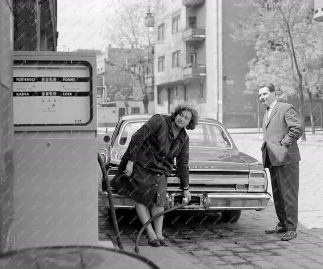 Szolgáltatás - Közlekedés - NDK gyártmányú benzinkút Budapesten 
