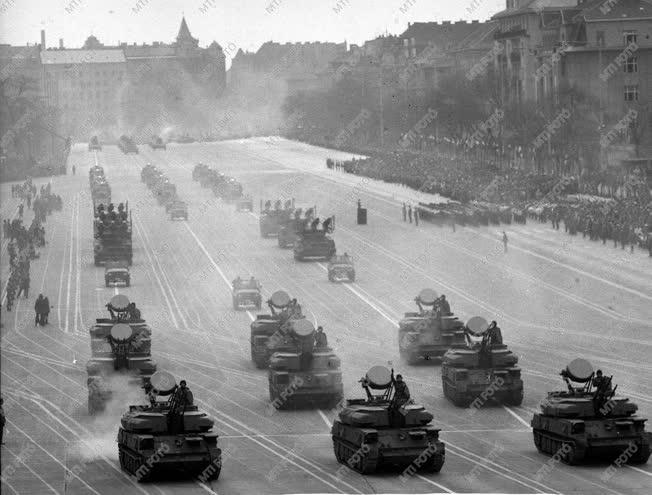 Katonai díszszemle Budapesten