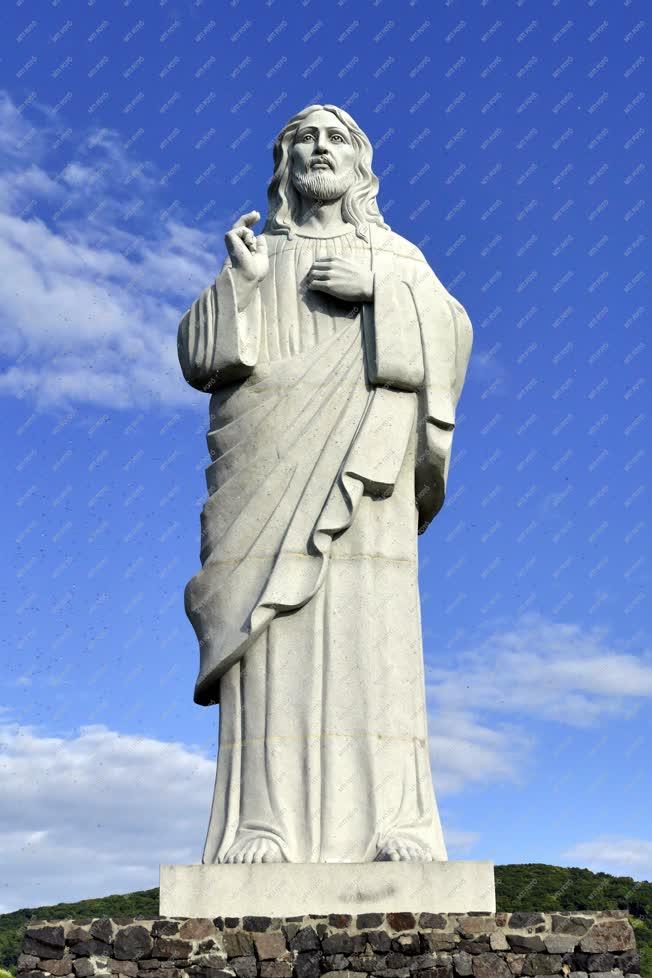 Kultúra - Vallás - Áldó Krisztus szobor Tarcalon