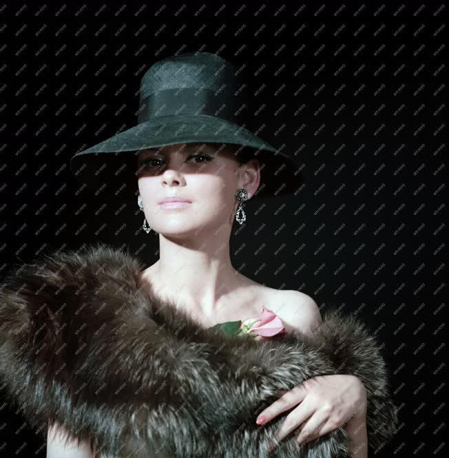 Divat - Nő kalapban, szőrmével
