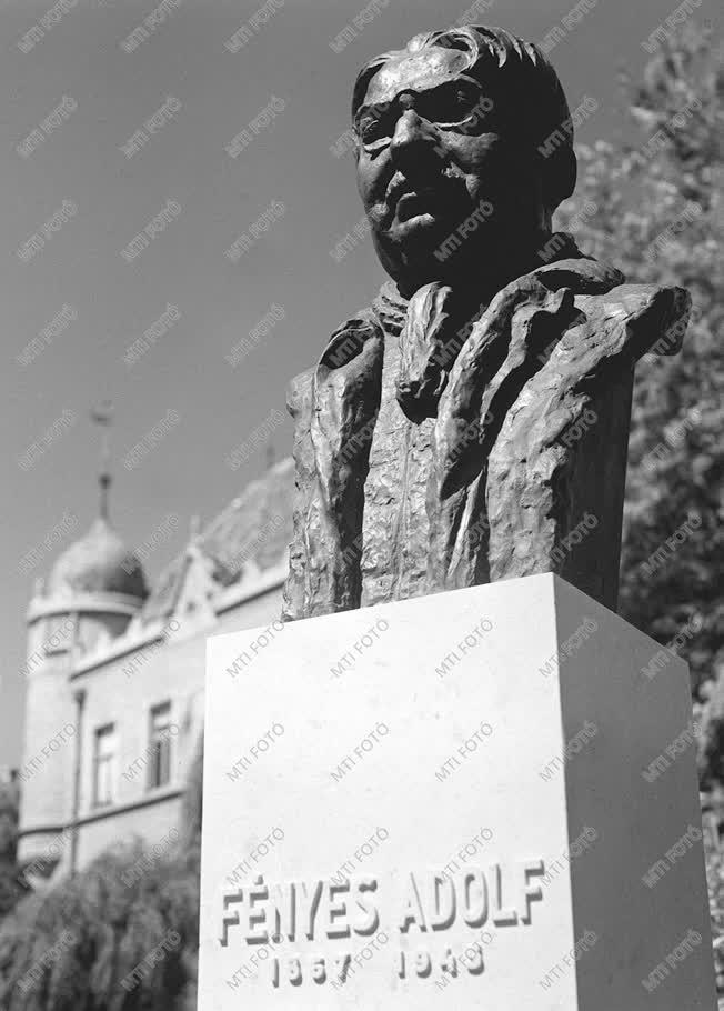 Képzőművészet - Fényes Adolf festőművész szobra 