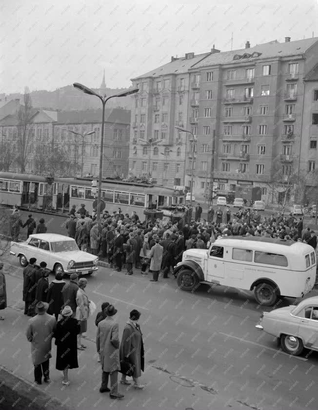 Baleset - Szerencsés kimenetelű karambol az I. kerületben