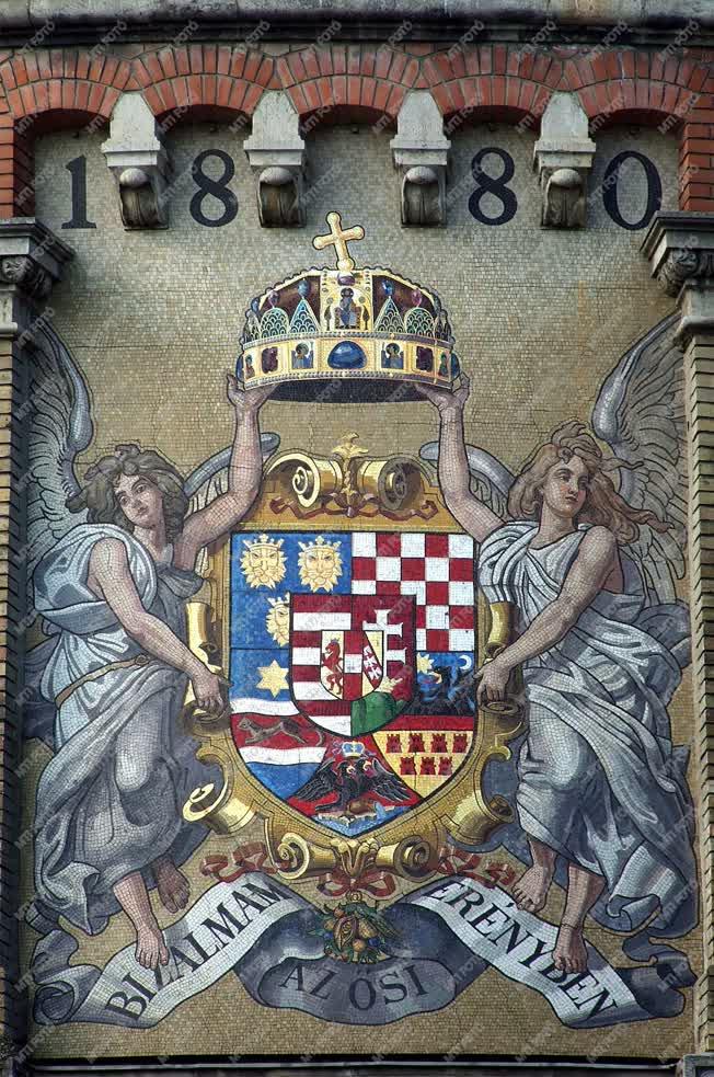 Jelkép - Budapest - Angyalos címer a budai várfalon